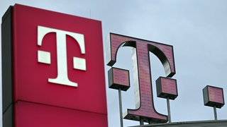 Das Logo der Telekom steht auf dem Dach der Unternehmenszentrale.