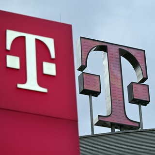 Das Logo der Telekom steht auf dem Dach der Unternehmenszentrale.