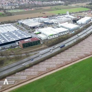 Solarpark aus Vogelperspektive