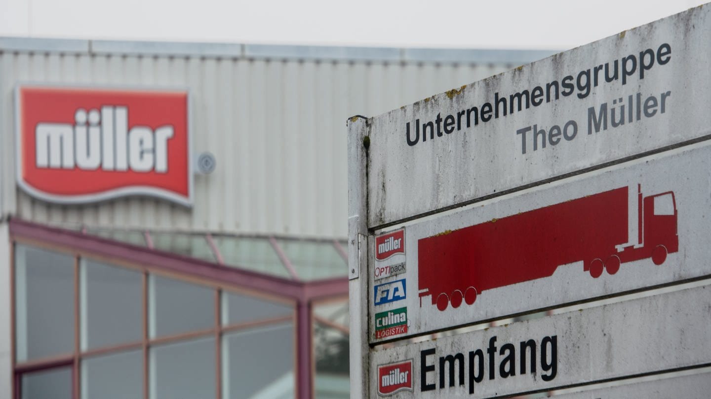 Am Stammsitz der Unternehmensgruppe Theo Müller steht ein verwittertes Firmenschild.