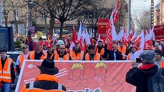 Etwa 300 Bauarbeiter demonstrierten für mehr Lohn