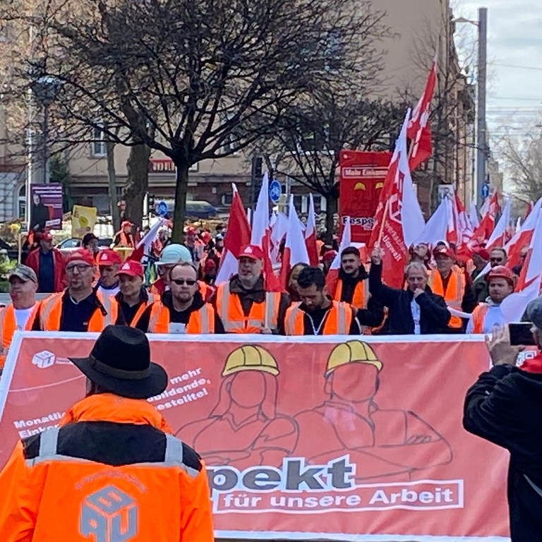 Etwa 300 Bauarbeiter demonstrierten für mehr Lohn