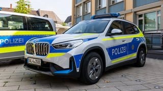 Zwei batterieelektrisch angetriebene Einsatzfahrzeuge der Polizei stehen vor dem Polizeirevier in Kehl.