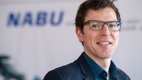 Johannes Enssle, Landesvorstizender des Umweltverbandes Nabu in Baden-Württemberg, steht während eines gemeinsamen Interviewtermins mit der Umweltorganisation Bund in der Nabu-Geschäftsstelle.