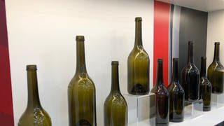Die 0,75-Liter Wein-Mehrwegflasche aus Württemberg bei ihrer Präsentation auf der Messe ProWein 2023.