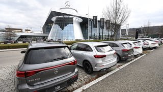 Fahrzeuge der Automarke Mercedes-Benz stehen vor einer Mercedes-Benz Niederlassung in Stuttgart.