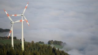 Zwei Windräder stehen am Fuße des Berges Schauinsland im Schwarzwald