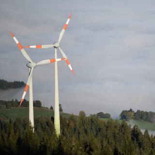 Zwei Windräder stehen am Fuße des Berges Schauinsland im Schwarzwald
