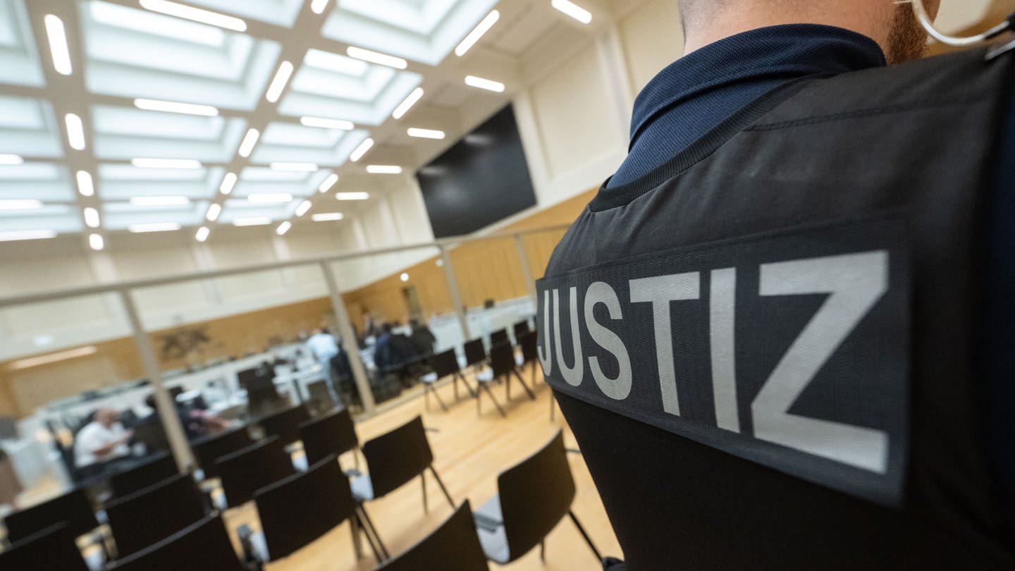 Ein Justizbeamter steht in einem Saal des Oberlandesgericht Stuttgart. Elf Angeklagte müssen sich wegen Gründung, Mitgliedschaft und Unterstützung der mutmaßlichen Terrorgruppe 
