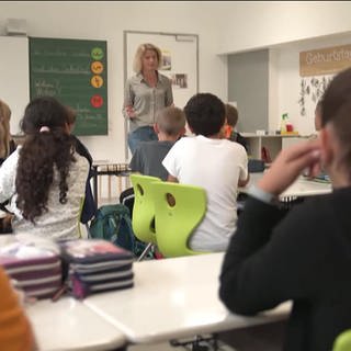Lehrerin unterrichtet Kinder