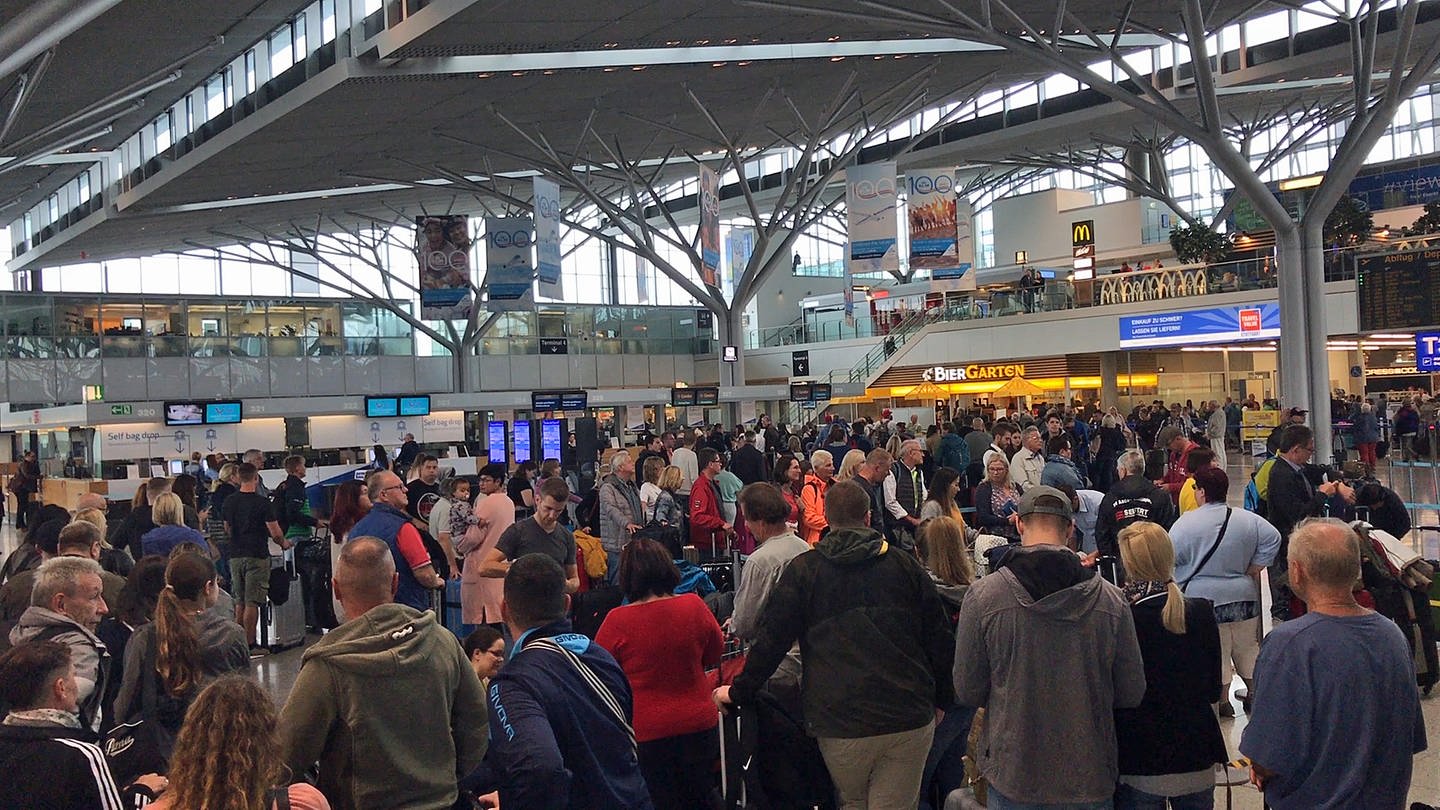 Zahlreiche Passagiere warten aufgrund der Thomas-Cook-Pleite am Flughafen Stuttgart auf weitere Informationen.