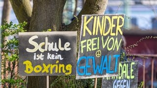 "Schule ist kein Boxring" und "Kinder frei von Gewalt" steht auf Schildern.