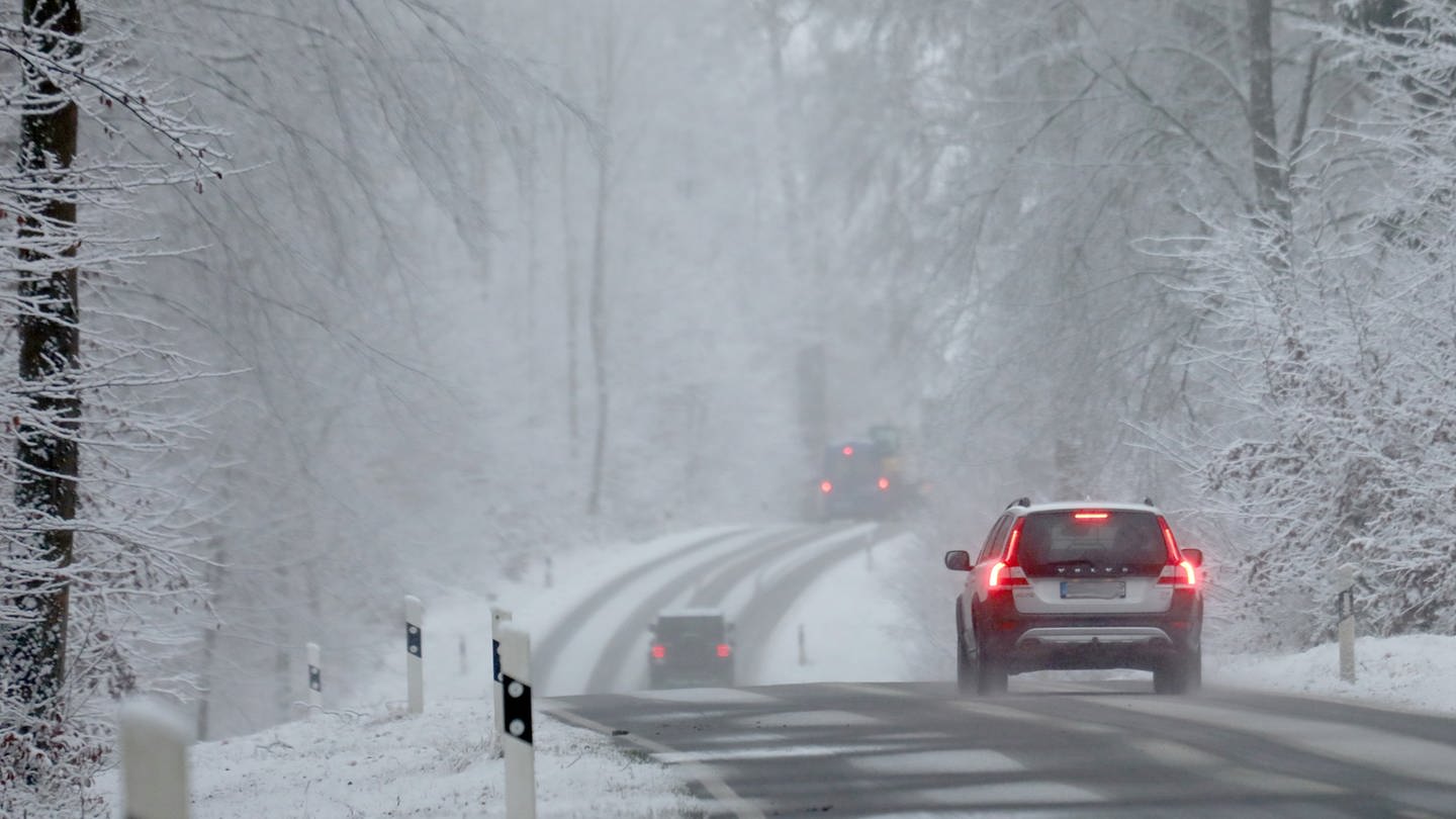 Schneeverwehungen bedecken eine Straße bei Amstetten