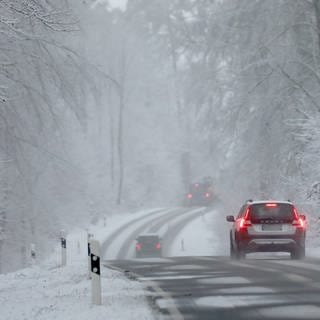Schneeverwehungen bedecken eine Straße bei Amstetten