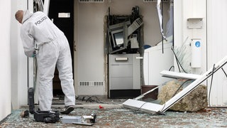 Ein Kriminaltechniker der Polizei sichert im Oktober 2023 an einem gesprengten Geldautomat in Riedlingen (Kreis Biberach) Spuren.