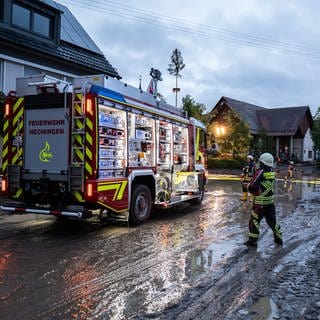 Einsatzkräfte der Feuerwehr sind nach einem Unwetter in der Gemeinde Bisingen im Zollernalbkreis im Einsatz. Der Bisinger Marktplatz und die Straßen rund um das Ortszentrum stehen unter Wasser.