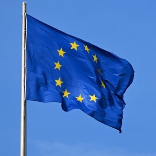 Die Flagge der EU auf dem Reichstag weht im Wind.