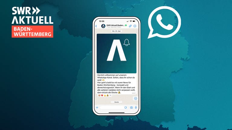Vor blauem Hintergrund mit dem Logo von SWR Aktuell Baden-Württemberg ist ein Mobiltelefon mit einem Screenshot des WhatsApp-Kanals zu sehen.