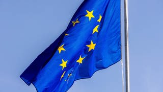 Eine EU-Fahne weht vor dem Europäischen Parlament in Straßburg, Frankreich.