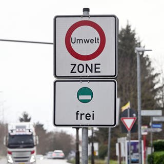 Vor der Ortseinfahrt zu Pfinztal-Berghausen ist ein Hinweisschild aufgestellt, das auf eine Umweltzone hinweist.
