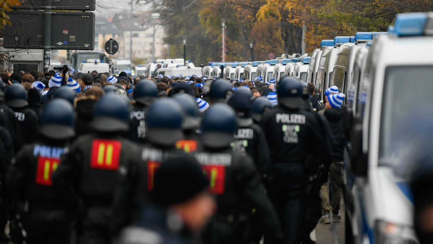 Polizisten und Polizistinnen vor dem Stuttgarter Stadion. picture alliance/dpa | Tom Weller