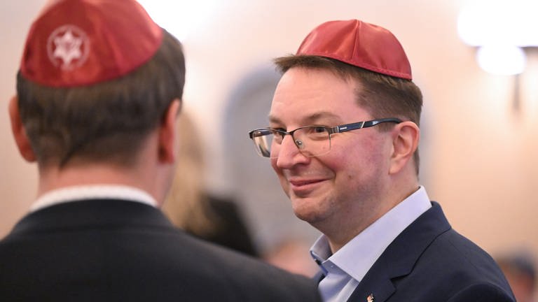 Michael Blume (r), der Antisemitismusbeauftragter des Landes Baden-Württemberg, aufgenommen bei einer Gedenkveranstaltung der Israelitischen Religionsgemeinschaft Württemberg in der Synagoge.
