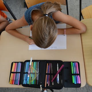 Kinder sitzen in der Schule und lernen.