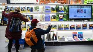 An einem Stand für Lernmittel bei der Bildungsmesse "Didacta" in Stuttgart liegen Lernhefte aufgereiht.