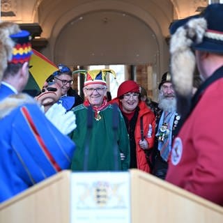 Winfried Kretschmann (m, Bündnis 90Die Grünen), Ministerpräsident von Baden-Württemberg, und seine Frau Gerlinde werden beim Närrischen Staatsempfang der Landesregierung vor dem Neuen Schloss von Narren empfangen.