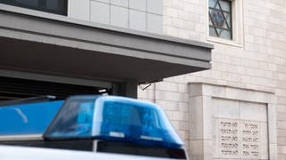 Ein Polizeiwagen steht vor einer Synagoge in Baden-Württemberg. Das Land hat den Schutz jüdischer Einrichtungen verstärkt.