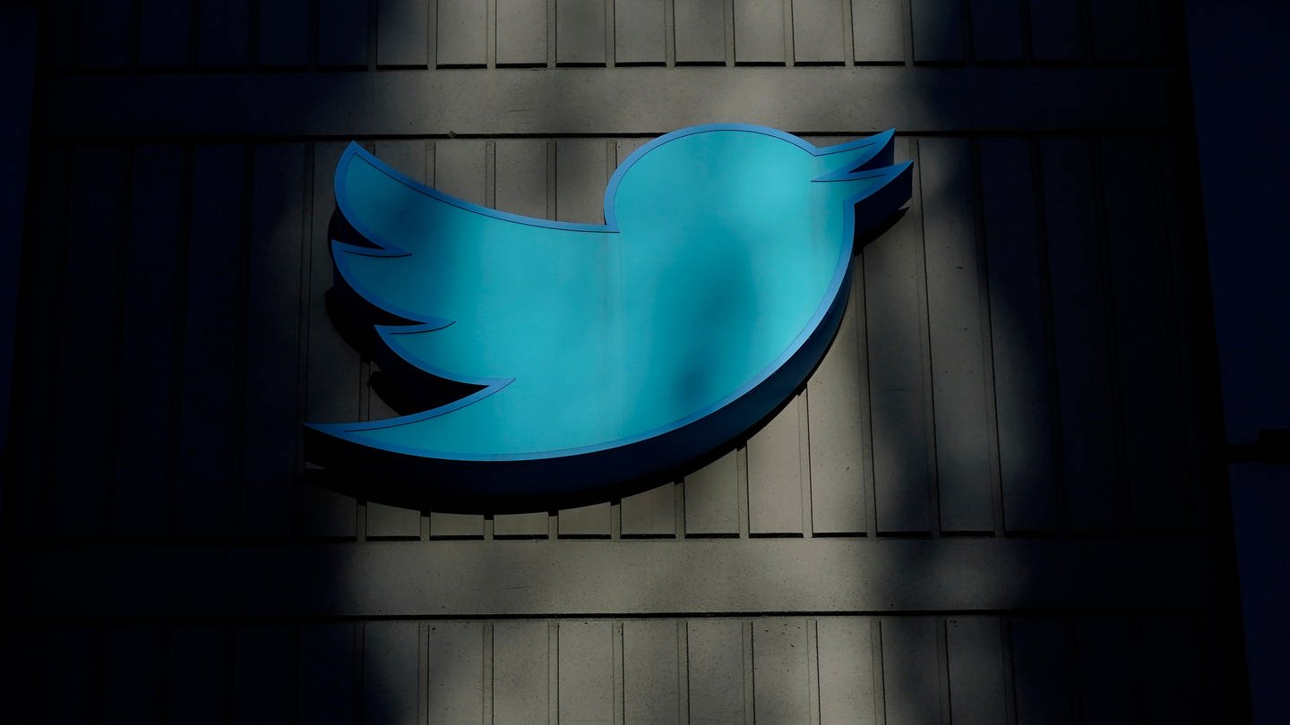 Das Twitter-Enblem in Form eines blauen Vogels hängt an der Fassade des Hauptsitzes von Twitter in San Francisco.