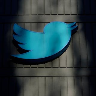 Das Twitter-Enblem in Form eines blauen Vogels hängt an der Fassade des Hauptsitzes von Twitter in San Francisco.
