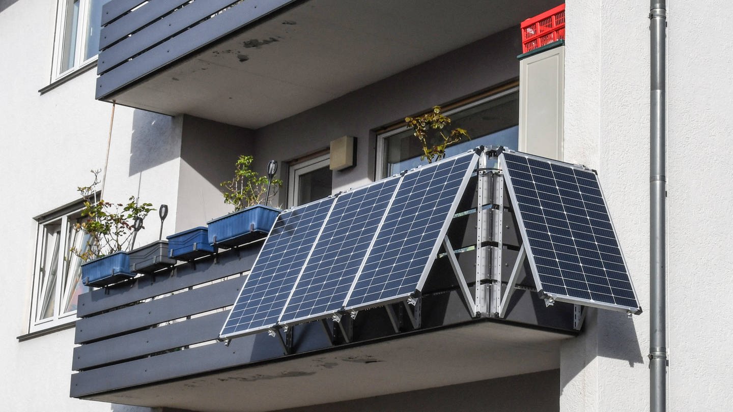 An einem Mehrfamilienhaus in Freiburg hängt ein Balkonkraftwerk