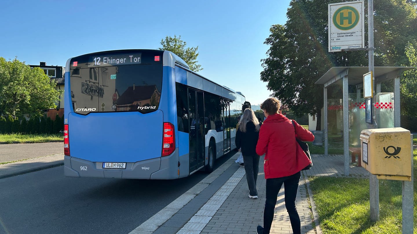 Mehrere Fahrgäste steigen in Dellmensingen in den Bus der Linie 12