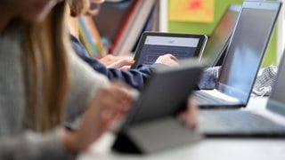 Schülerinnen und Schüler nehmen im Klassenzimmer einer 9. Klasse der Gemeinschaftsschule Leutenbach am Geografieunterricht mit Hilfe von Laptops und Tablets teil. Die baden-württembergische Kultusministerin Eisenmann kam einer Einladung im Zuge der Talk-Show «hart aber fair» nach und besuchte eine Schule.