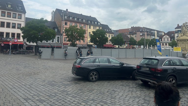 Autos stehen auf dem Mannheimer Marktplatz. Das Gelände ist abgesperrt.