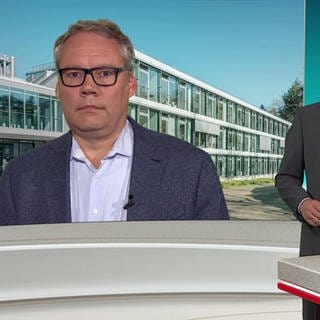SWR-Terrorismusexperte Holger Schmidt und Nachrichtensprecher Michael Saunders