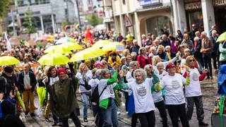 Die Teilnehmer einer Demonstration gegen Rechtsextremismus gehen durch die Innenstadt von Freiburg, angeführt werden sie von einer Gruppe tanzender Frauen, die T-Shirts mit der Aufschrift "Omas gegen rechts" tragen. Rund acht- bis zehntausend Teilnehmer nahmen an der Demonstration teil, die auch im Hinblick auf die Europa- und Kommunalwahlen ein Zeichen gegen Rechtsextremismus setzen soll.