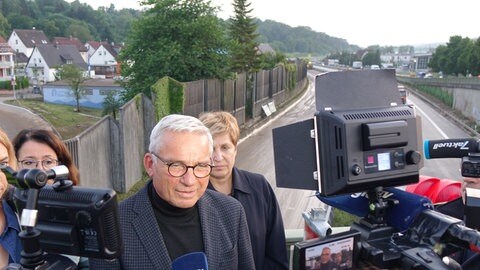 Thomas Strobl (CDU), Innenminister von Baden-Württemberg, gibt am Montagabend in Ebersbach an der B10 ein Interview an TV-Teams.