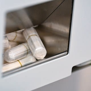 Im Stuttgarter Rathaus hängt sowohl auf der Damen- als auch Herrentoilette ein Tampon-Spender.  Die Initiative geht auf die Grünen-Fraktion im Gemeinderat zurück - Ziel ist die Gleichberechtigung von Transmenschen.