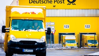 Ein Zustellfahrzeug verlässt eine Deutsche-Post-DHL-Niederlassung.