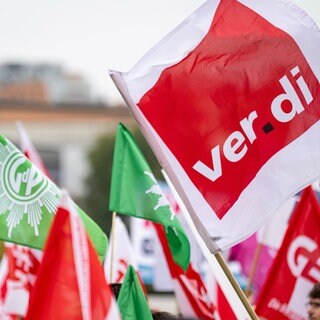 Gewerkschaftsmitglieder demonstrieren vor dem Beginn der Tarifverhandlungen für den öffentlichen Dienst der Länder mit Flaggen, darunter einer der Gewerkschaft der Polizei (GdP) auf dem Scharounplatz in Berlin. 