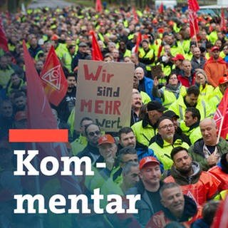 Beschäftigte von Ford und Mitarbeiter anderer Betriebe versammeln sich zu einer Demonstration und Kundgebung der Gewerkschaft IG Metall am Tor 24 des Ford-Werks in Köln Niehl.