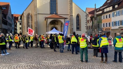 Teilnehmende einer ver.di-Warnstreikaktion in Rottenburg (Kreis Tübingen) vor dem Dom. 