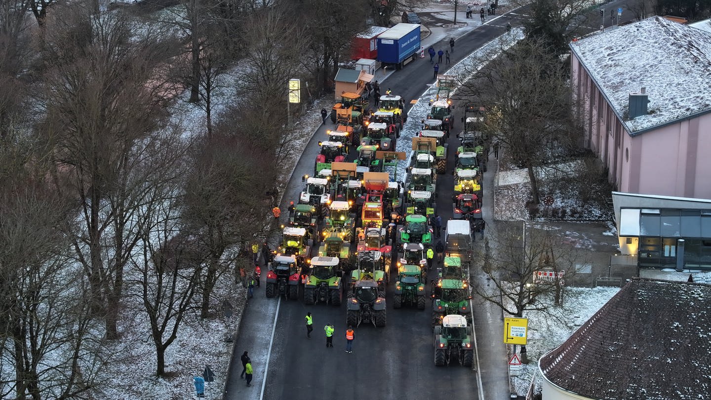Mit Traktoren demonstrieren Landwirte im Stadtgebiet von Ellwangen (Ostalbkreis).