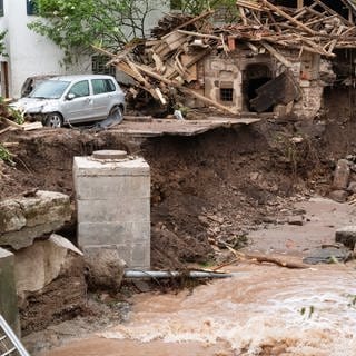 Blick auf ein durch Hochwasser zerstörtes Gebäude an der Wieslauf in Baden-Württemberg.
