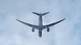 Ein Passagierflugzeug befindet sich im Landeanflug auf den Flughafen Frankfurt (Archivbild).