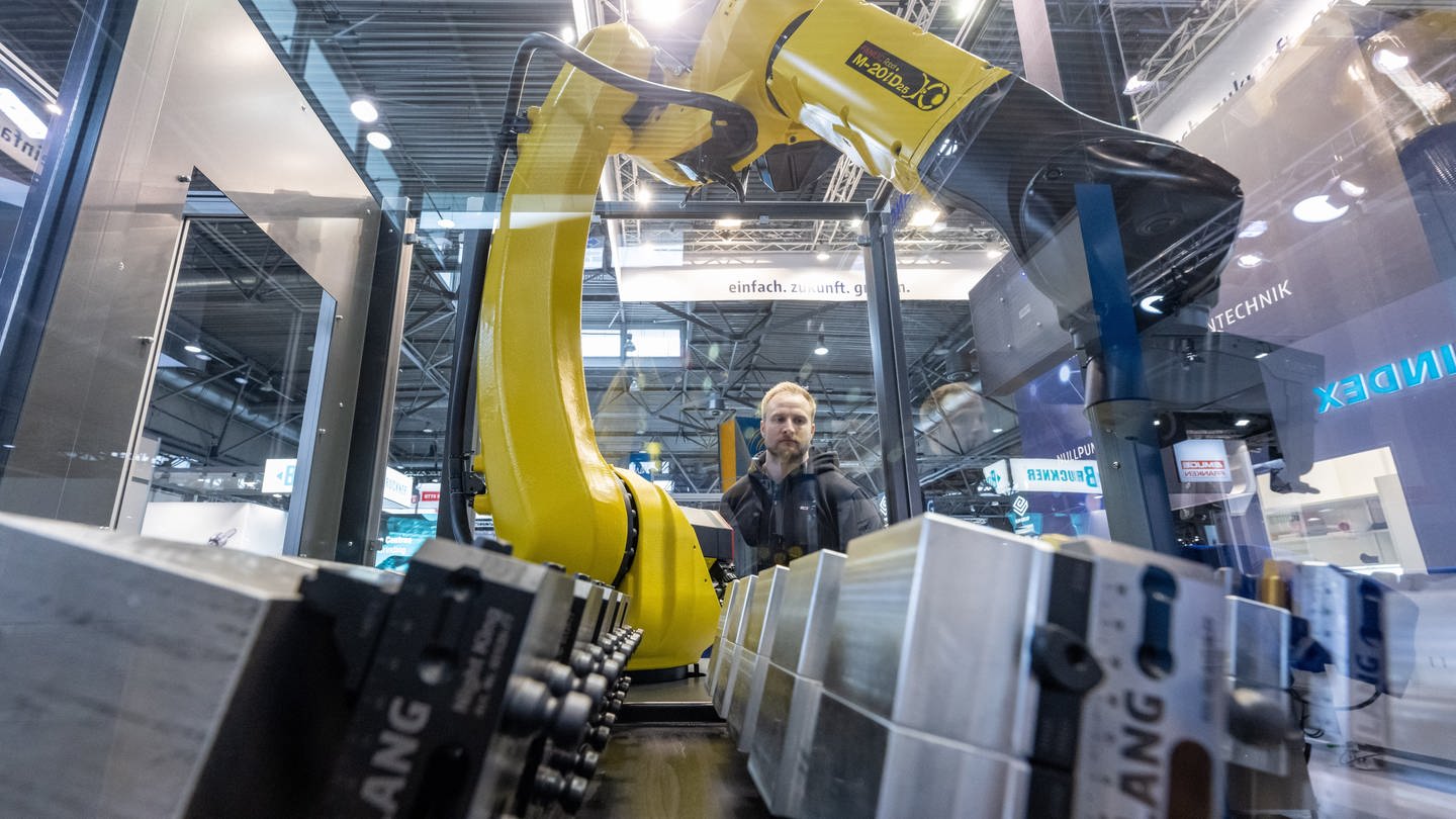 Ein Automationssystem der Firma Lang Technik aus Baden-Württemberg arbeitet zur Demonstration auf einer Industriemesse.