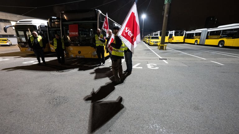 Warnstreiks Im ÖPNV: Diese Busse Und Bahnen Fahren In BW Nicht - SWR ...