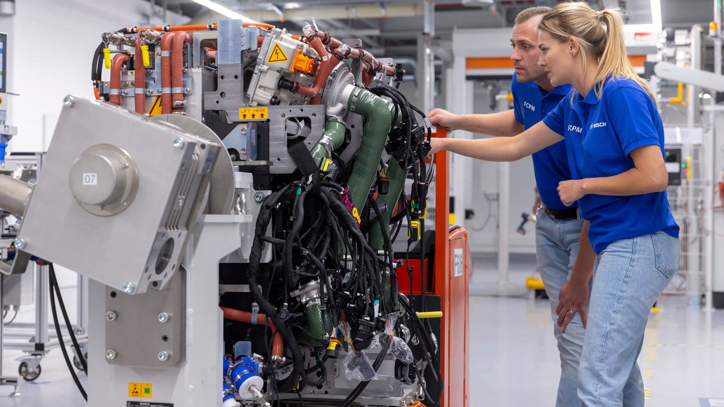 Bosch beschäftigt weltweit 3.000 Mitarbeiter im Zukunftswelt Wasserstoff-Technlogie. Hier zwei Mitarbeier bei der Produktion des Fuel Cell Power Modules (FCPM) in Stuttgart- Feuerbach.